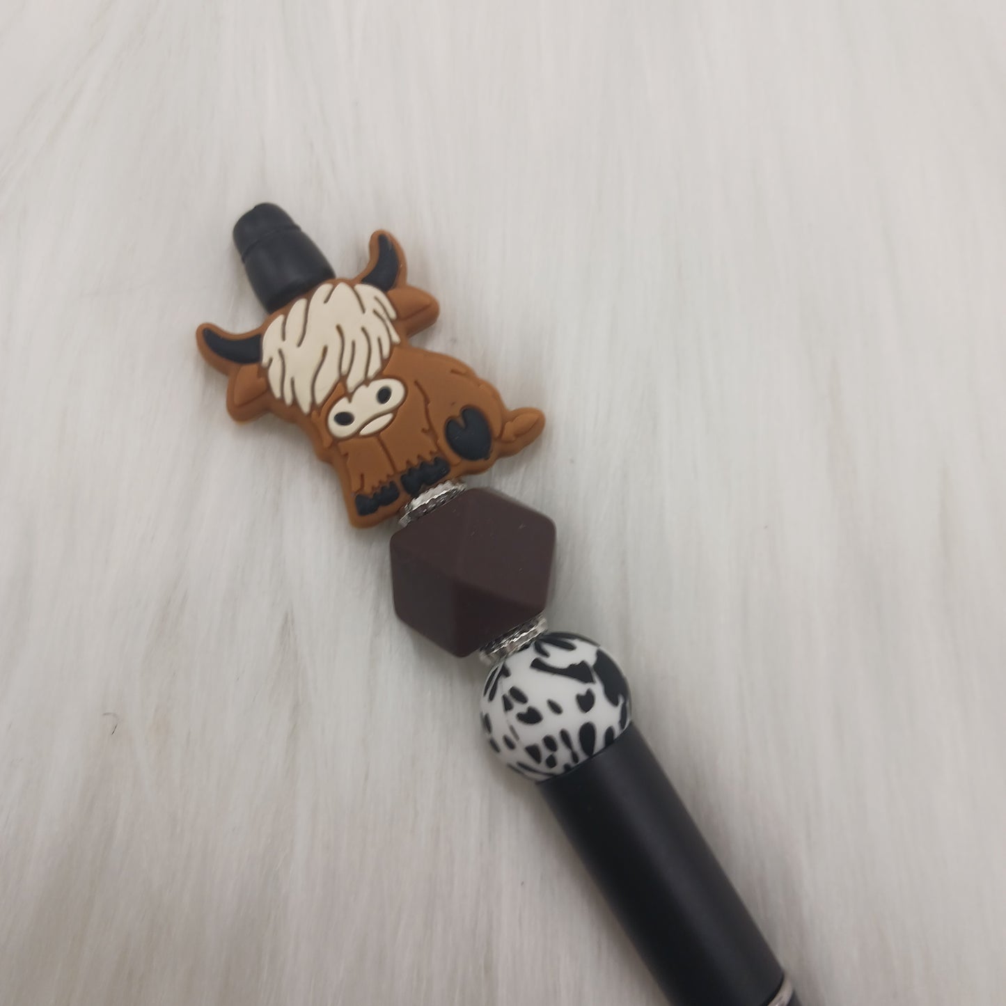 Highland cow beaded pen