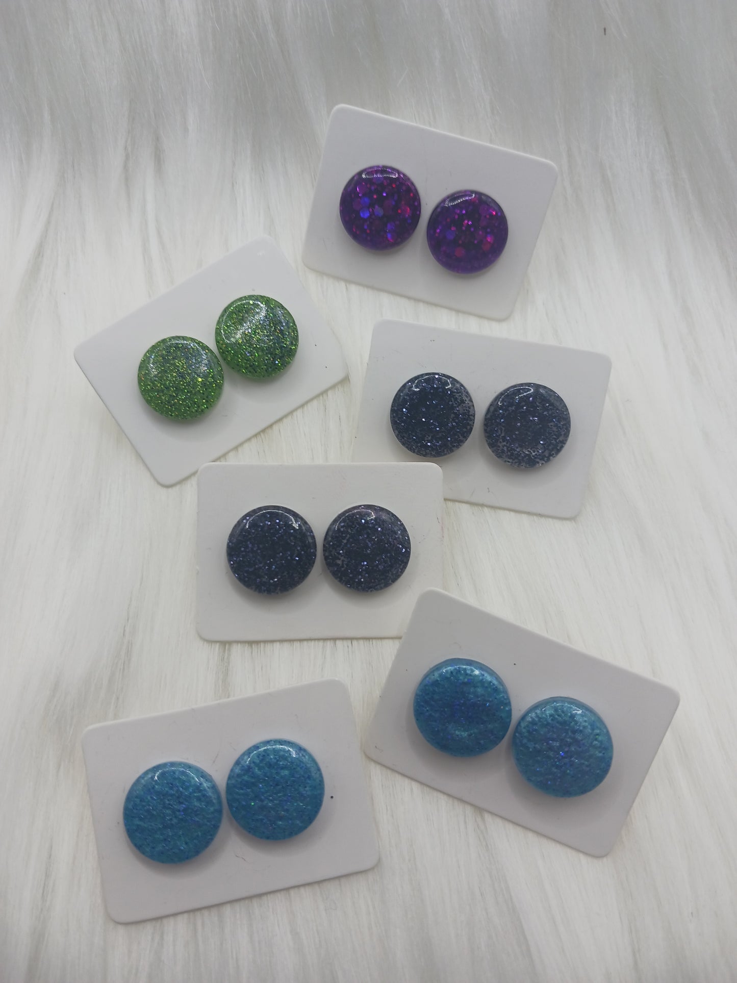 Round solid stud earrings